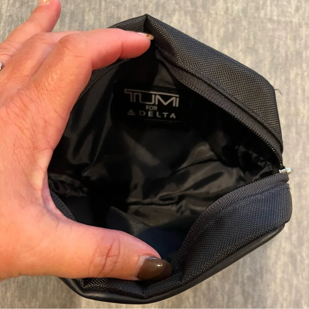 Tumi for Delta amenity toiletry travel bag lightweight business class black‎